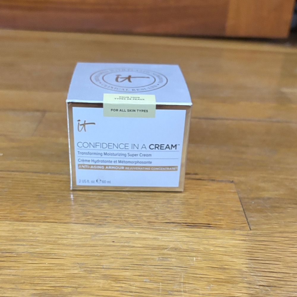 IT Cosmetics Confidence in a Cream - Silver and White